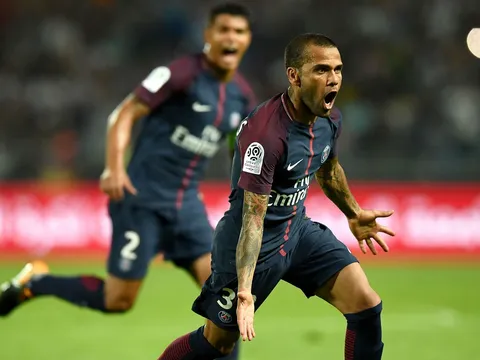 Dani Alves cập bến PSG vì một người