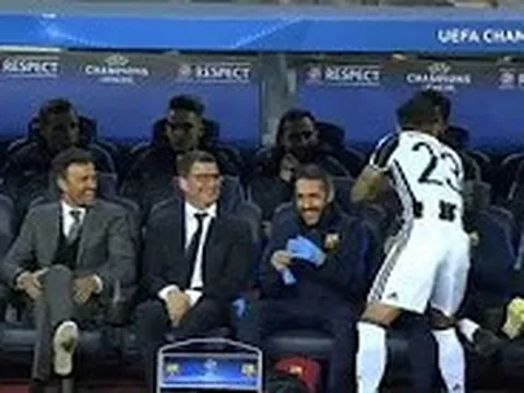 Dani Alves tranh thủ 'quậy tung' khu vực chỉ đạo của Barcelona