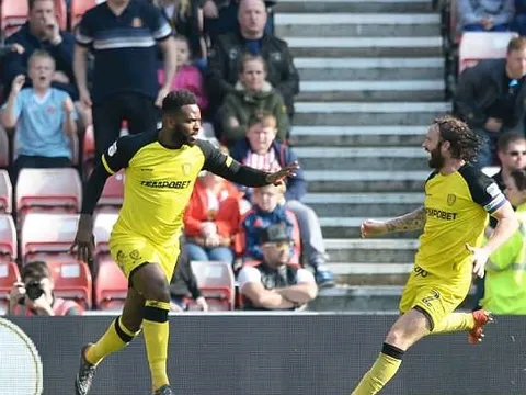 Darren Bent nhấn chìm Sunderland xuống giải hạng 3