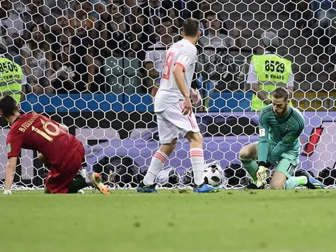 Phản ứng của HLV Hierro sau khi De Gea "gục ngã" trước Ronaldo