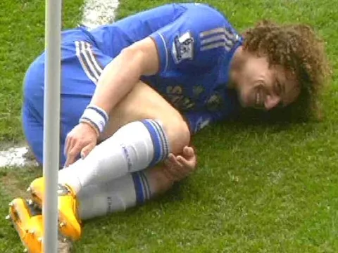 David Luiz cười không ngớt khi Rafael lãnh thẻ đỏ