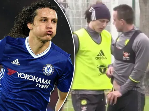 David Luiz tấn công vào 'chổ hiểm' của John Terry