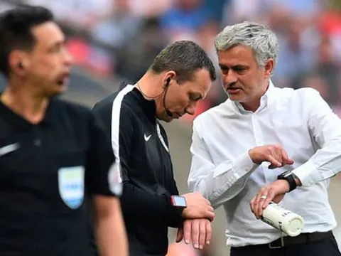 Dạy dỗ học trò, Mourinho dạy bảo luôn cả trọng tài