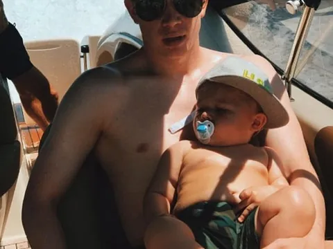 De Bruyne bỏ bóng chăm con; Đại gia đình Rooney du hí Barbados