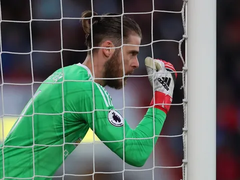 Ngày mới đến Old Trafford, De Gea bị Ferdinand và Evra 'dằn mặt'
