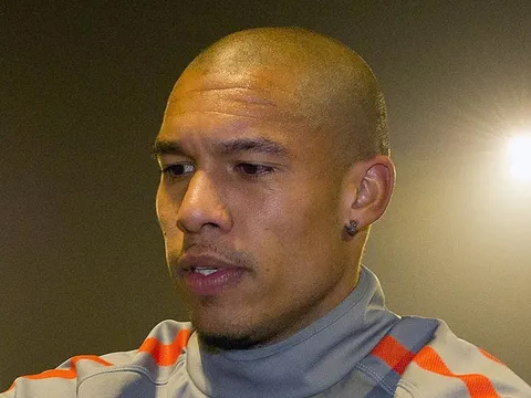 De Jong muốn mời bia hàn huyên với nạn nhân Xabi Alonso