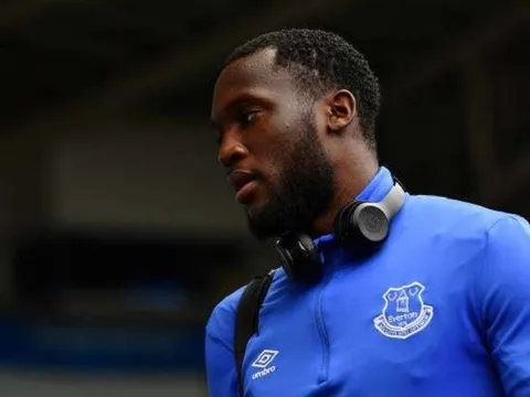 Để Lukaku rơi vào tay Man United, Chelsea bị NHM troll không thương tiếc