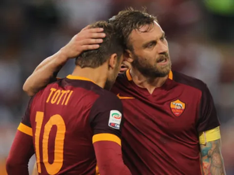 De Rossi âm thầm trở lại Roma, Totti thẳng tiến lên sân khấu