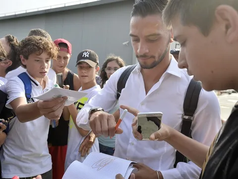 De Sciglio bị vây kín ngay khi vừa tới Turin