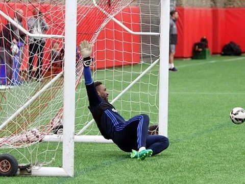 Defoe thất bại thảm hại khi tập làm thủ môn