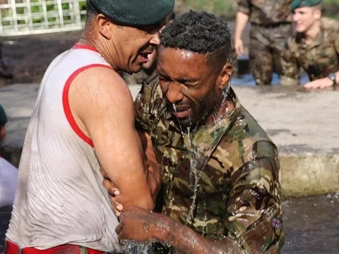Defoe và các đồng đội "méo mặt" khi... "đi lính"