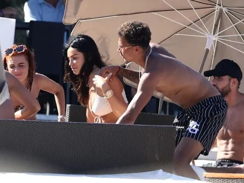 Dele Alli không ngại 'xoa bóp' cho bạn gái hot girl giữa chốn đông người