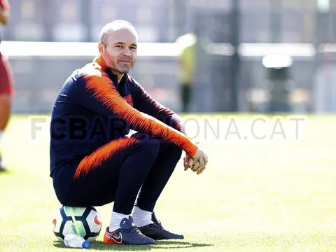 Đếm ngày rời Barca, Iniesta trầm tư trên sân tập