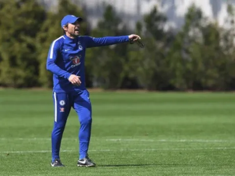 Đếm ngày rời Chelsea, Conte vẫn cháy hết mình trên sân tập
