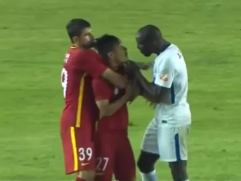 Demba Ba xách cổ cầu thủ Trung Quốc vì bị phân biệt chủng tộc