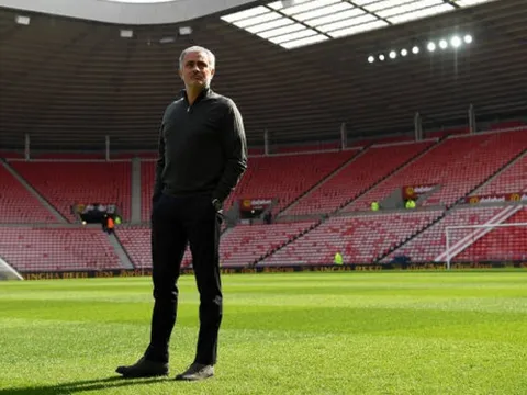 Đến sớm, Mourinho trầm ngâm quan sát sân Ánh Sáng trước giờ chiến