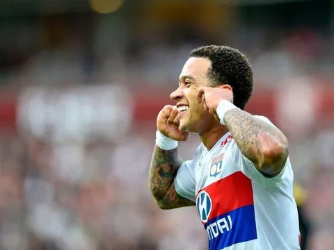 Memphis Depay lập siêu phẩm đá phạt trong ngày khai màn Ligue 1