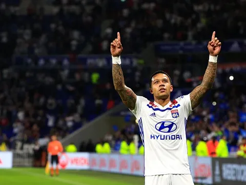 Depay lập hattrick, Lyon nghẹt thở ghi tên vào vòng bảng Champions League