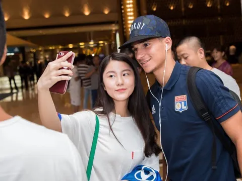 Depay và đồng đội bị hot girl vây kín tại Trung Quốc