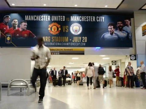 Derby Manchester được quảng bá rầm rộ tại sân bay Mỹ