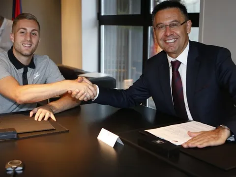 Deulofeu 'tươi rói' trong ngày trở lại Barcelona