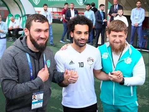 SỐC: Mo Salah bắt tay với lãnh đạo bị cáo buộc tội ác chiến tranh
