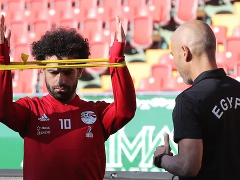 Salah cau mày ngày trở lại sân tập vì cái vai chưa đâu vào đâu