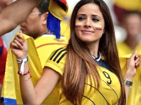 Dàn mỹ nhân đẹp trên khán đài trận Ba Lan và Colombia