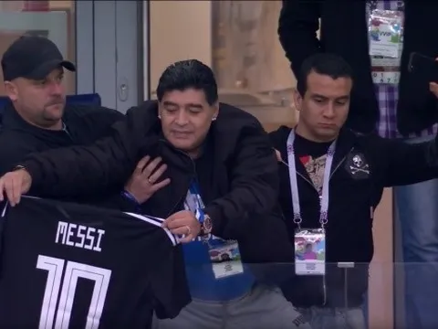 Maradona hôn thắm thiết áo Messi trên khán đài