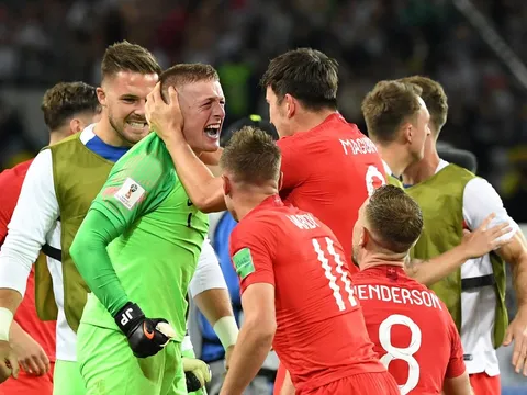 Pickford rơi lệ trong giây phút trở thành người hùng dân tộc