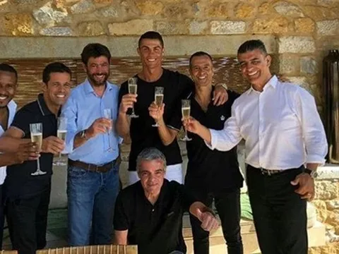 Ronaldo và giám đốc Juve ăn mừng sau khi kí kết thành công