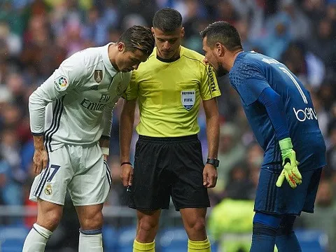 Siêu sao cản penalty Diego Alves chơi chiêu làm CR7 đá hỏng