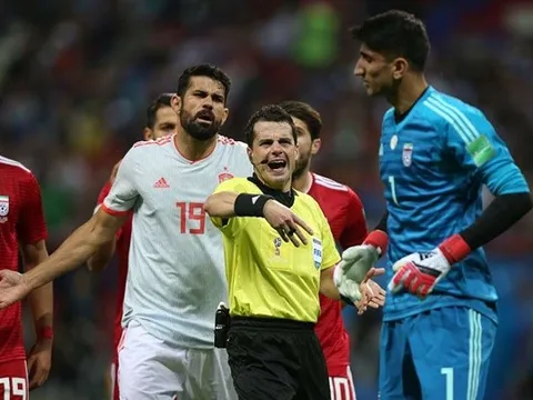 Diego Costa nổi đóa với trọng tài khi Iran câu giờ ngay trong hiệp một