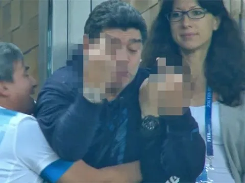 Maradona hành xử không thể tin nổi với người Nigeria