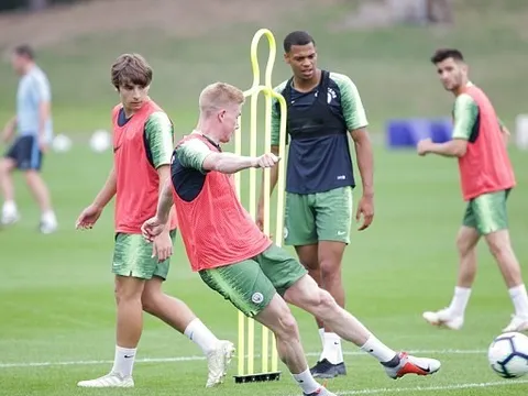 Diệt gọn Chelsea, Man City sung sức trên sân tập chờ hạ nốt Arsenal