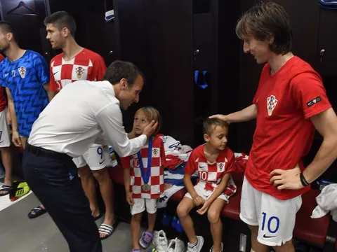 Tổng thống Pháp vào phòng thay đồ an ủi Croatia