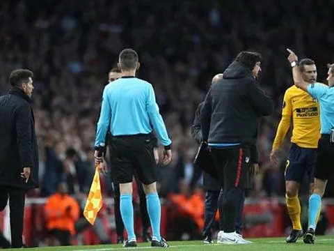 Chỉ mặt trọng tài, Simeone lên khán đài "ngồi chơi xơi nước" với học trò