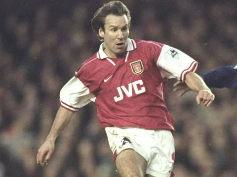 Đội hình 3 hậu vệ Arsene Wenger dùng cách đây 20 năm