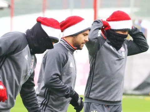 Đội nón tập luyện, các cầu thủ Bayern trông không khác ông già Noel