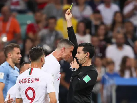 Đồng đội ăn vạ không thành, Ronaldo tính 'ăn thua đủ' với trọng tài