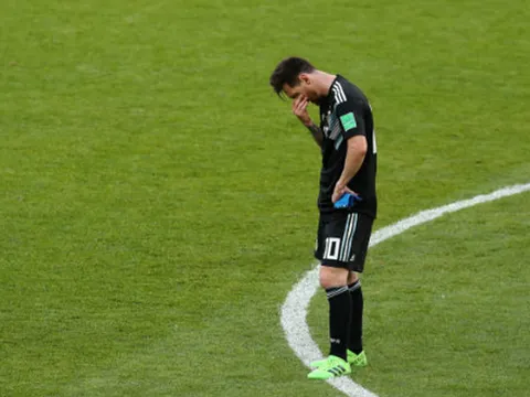 Đồng đội, đối thủ vây quanh, ngăn Messi rơi lệ
