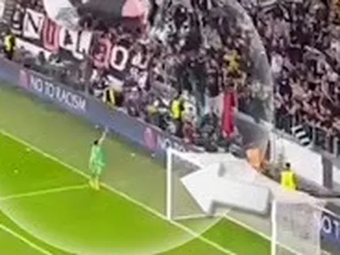 Đồng đội 'mất tích', Buffon một mình ăn mừng cùng CĐV