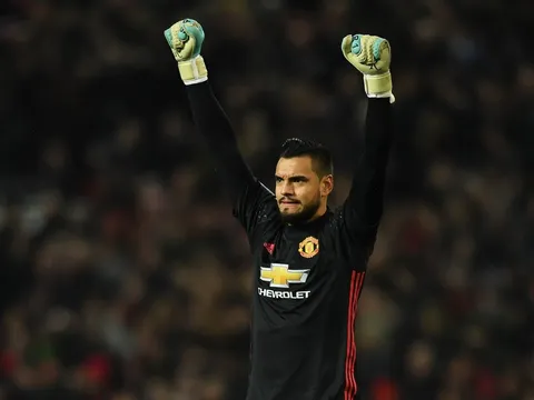 "Đóng thế" De Gea, Sergio Romero có thống kê khủng