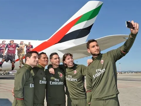 Donnarumma 'cứng đơ' bên chiếc máy bay đặc biệt dành cho Milan