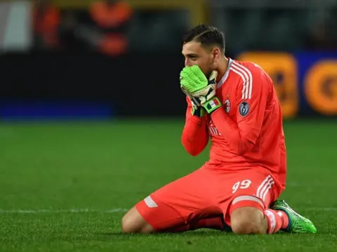 Donnarumma gục hẳn xuống sân khi Milan tiếp tục không thắng