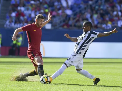 Douglas Costa chơi đầy nỗ lực trước AS Roma