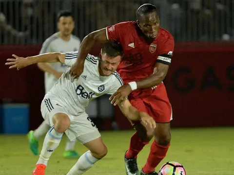Drogba đá phạt ghi bàn đẹp từ khoảng cách gần 40 m