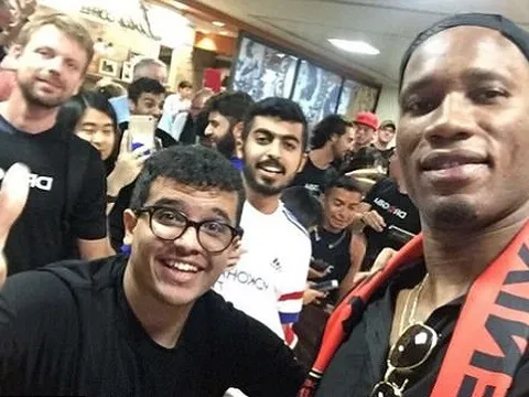 Drogba tự sướng ngay sân bay với người hâm mộ Phoenix Rising