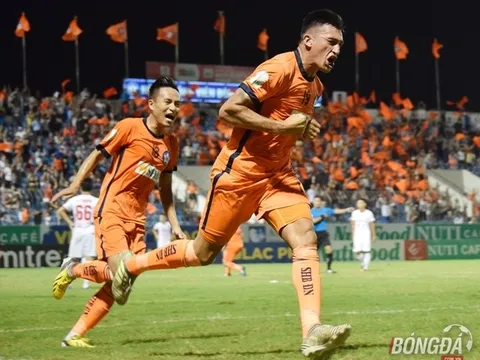 "King" Merlo ăn thẻ vì đấm thủng bảng quảng cáo, BHL và khán giả Đà Nẵng nổi giận