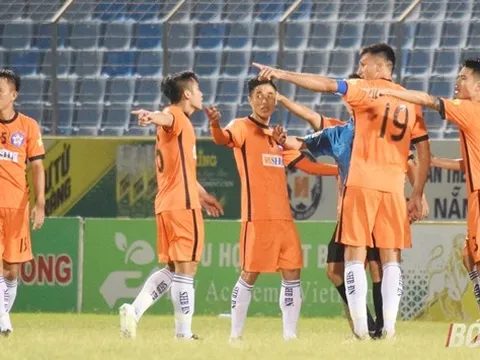 Trọng tài chính bị SHB Đà Nẵng vây trên sân Hòa Xuân